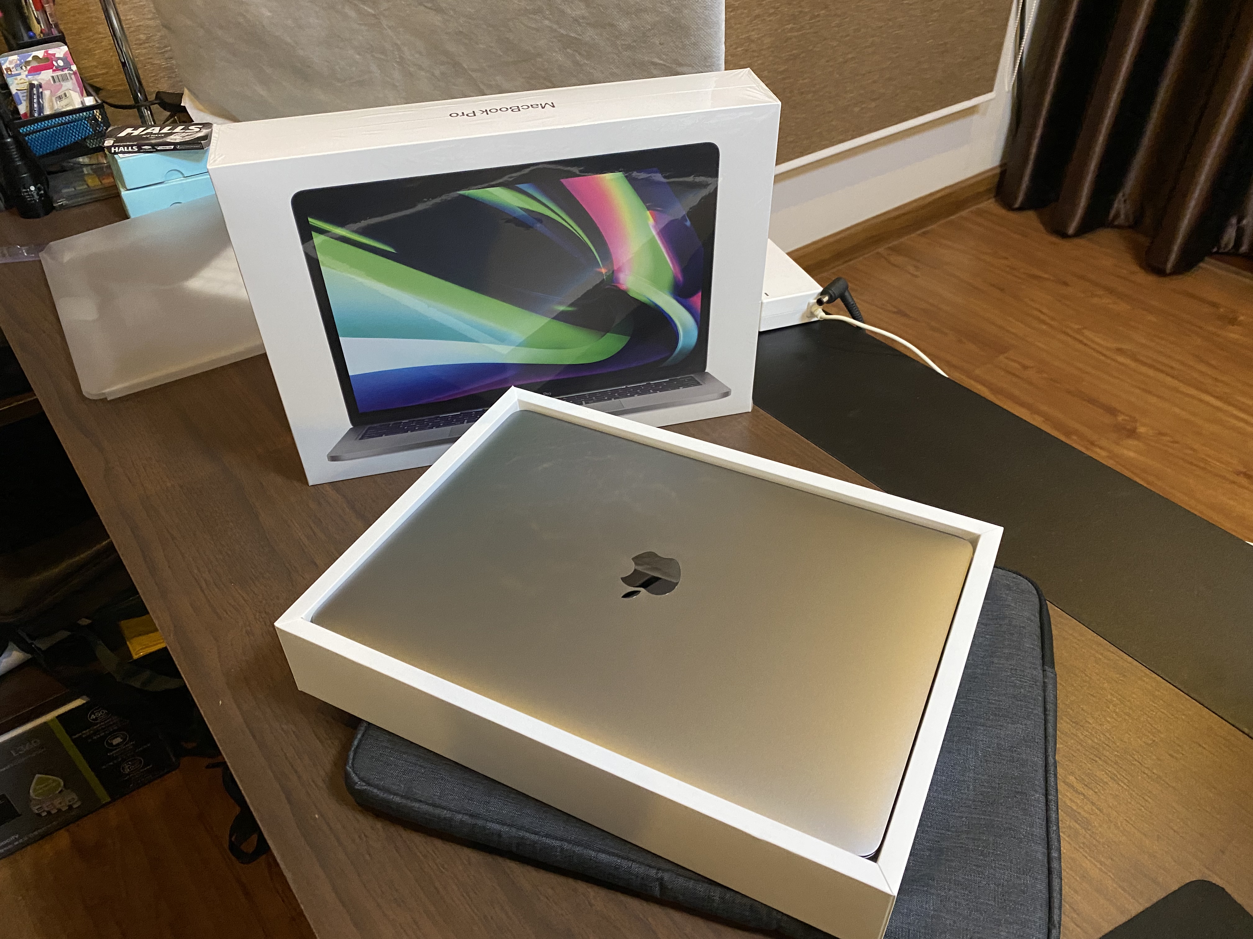 นางฟ้าในห้อง MacBook Pro 13-inch 2022 Apple M1 8-Core RAM 8GB SSD 512 GB