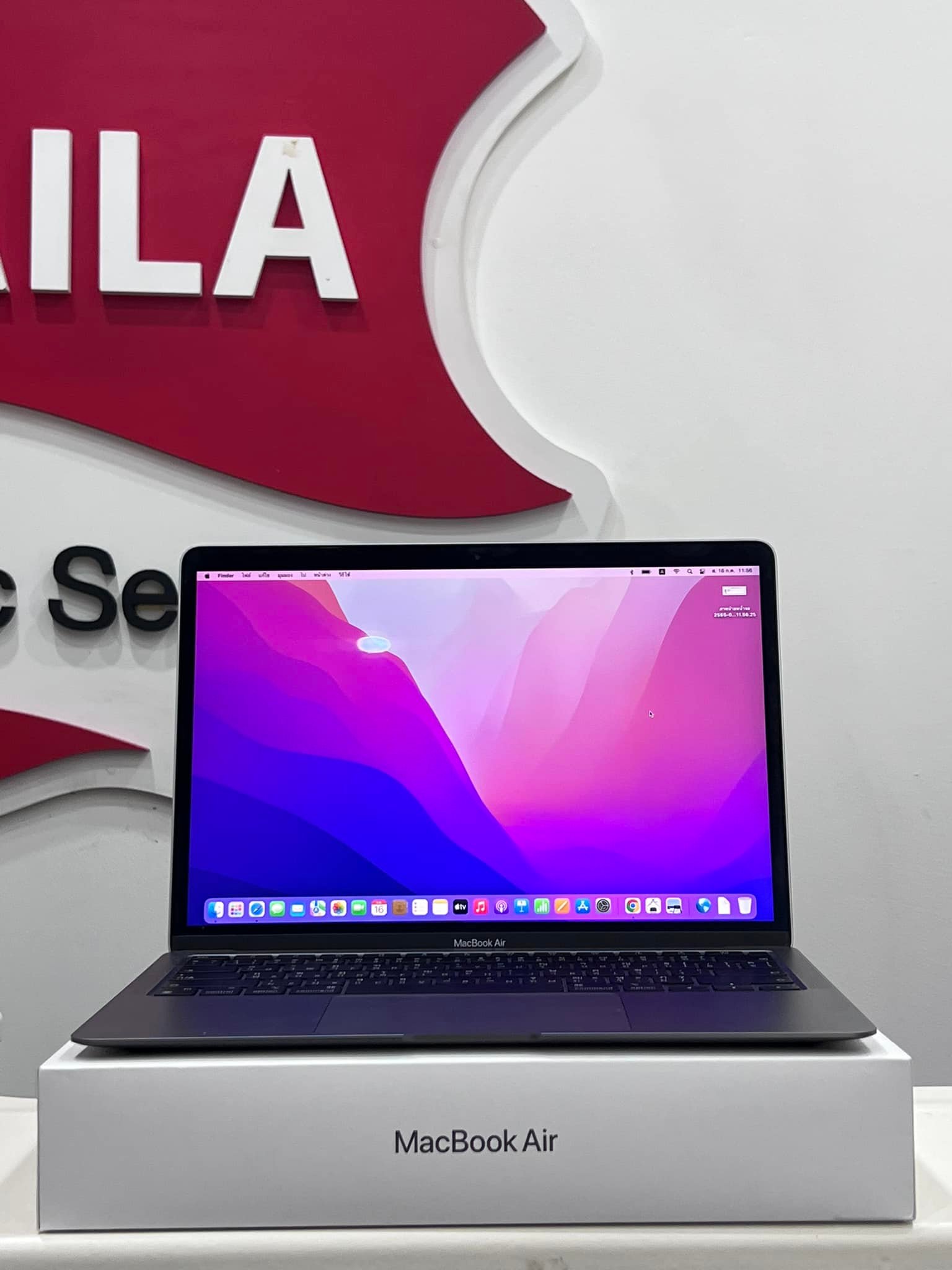 MacBook Air M1 สี Space Gray SSD 256 GB  ใช้งานน้อยมาก สภาพสวยสุดๆ มีประกันศูนย์เหลือถึงปีหน้า !!!