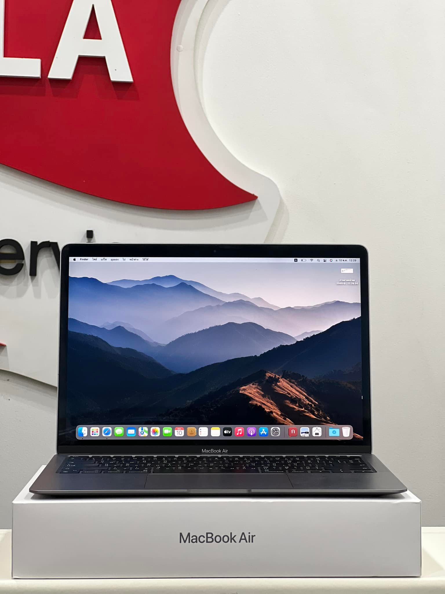 MacBook Air M1 สี Space Gray SSD 256 GB  ใช้งานน้อยมาก สภาพสวยสุดๆ มีประกันศูนย์เหลือ 